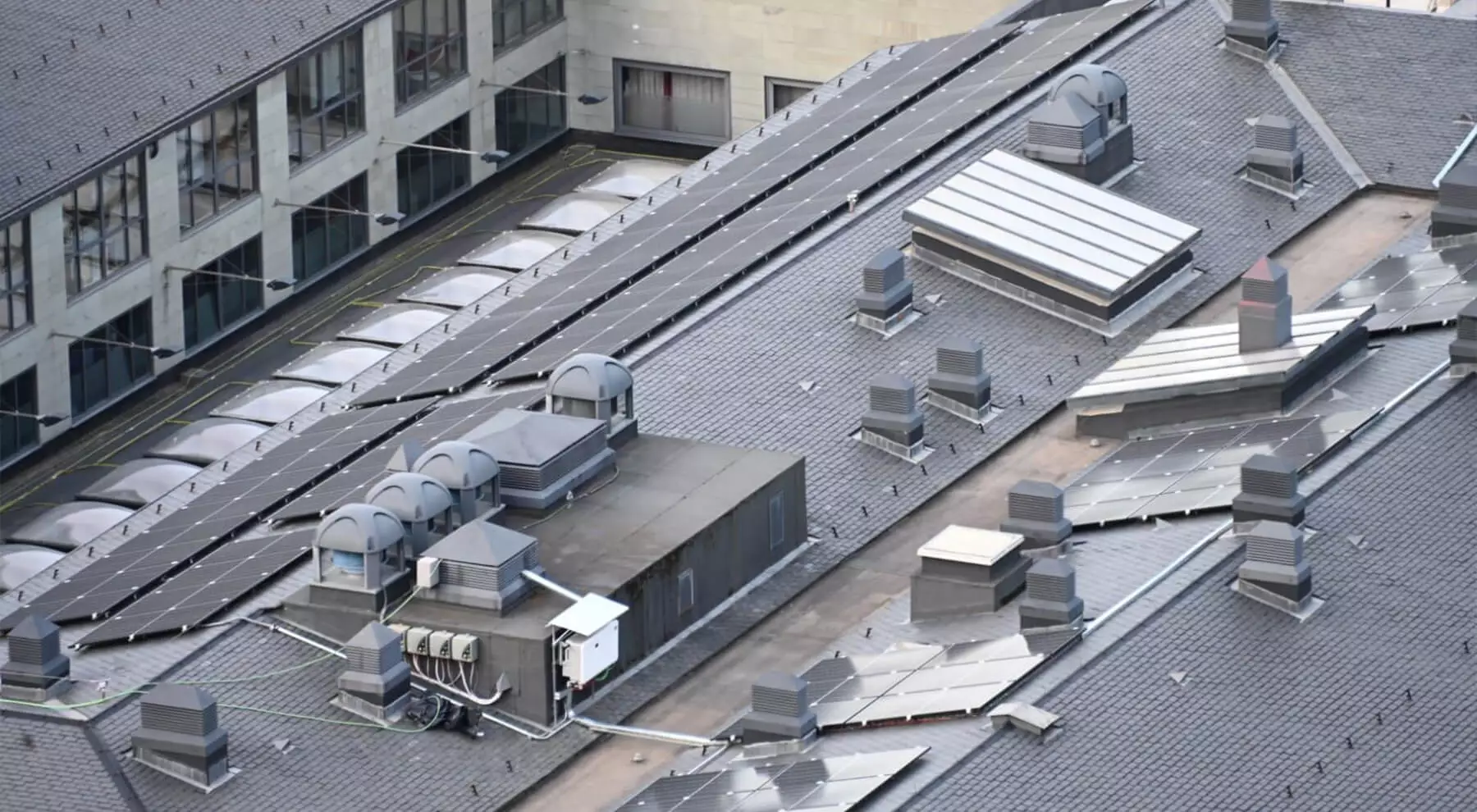 Azotea del edificio Illa Carlemany en Andorra con la instalación de placas solares hecha con fijaciones CELO