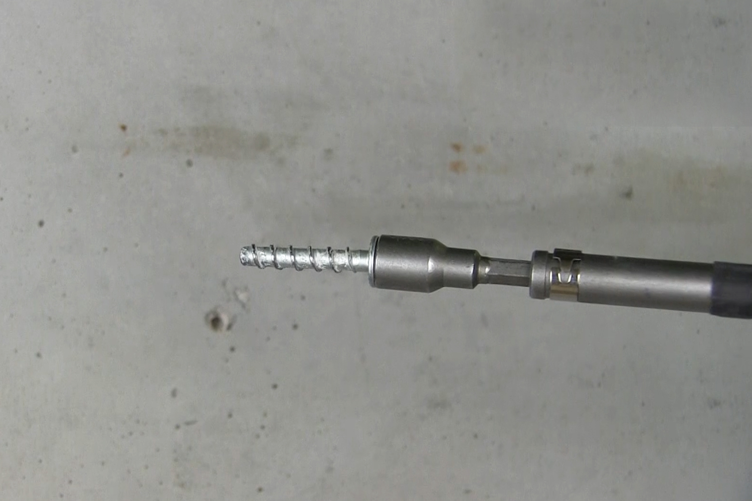 Imagen de aplicación del tornillo para hormigón BTS6 E con rosca de conexión: el BTS está colocado listo para el montaje en la herramienta de colocación para tornillos de cabeza hexagonal