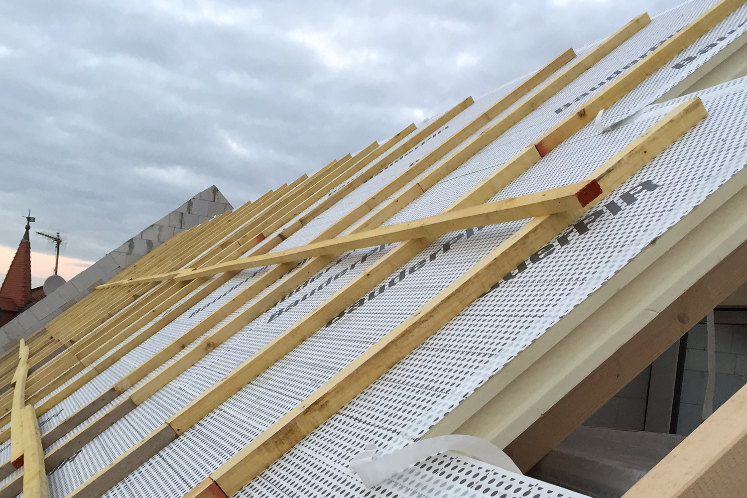 Montaje de estructura de tejado con listones de madera