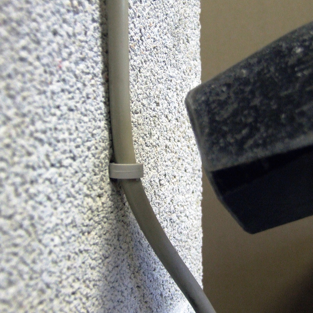 Colocación de clip plástico para sujetar cable en instalación eléctrica