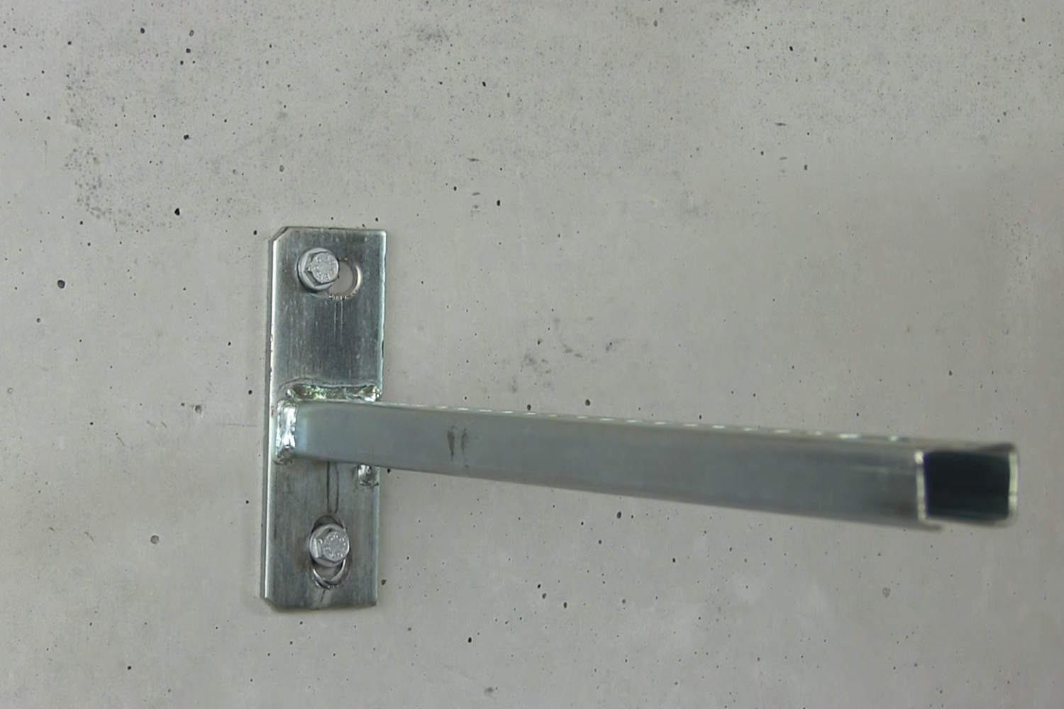 Soporte metálico fijado a pared de hormigón con tornillos BTS-6 B de cabeza hexagonal
