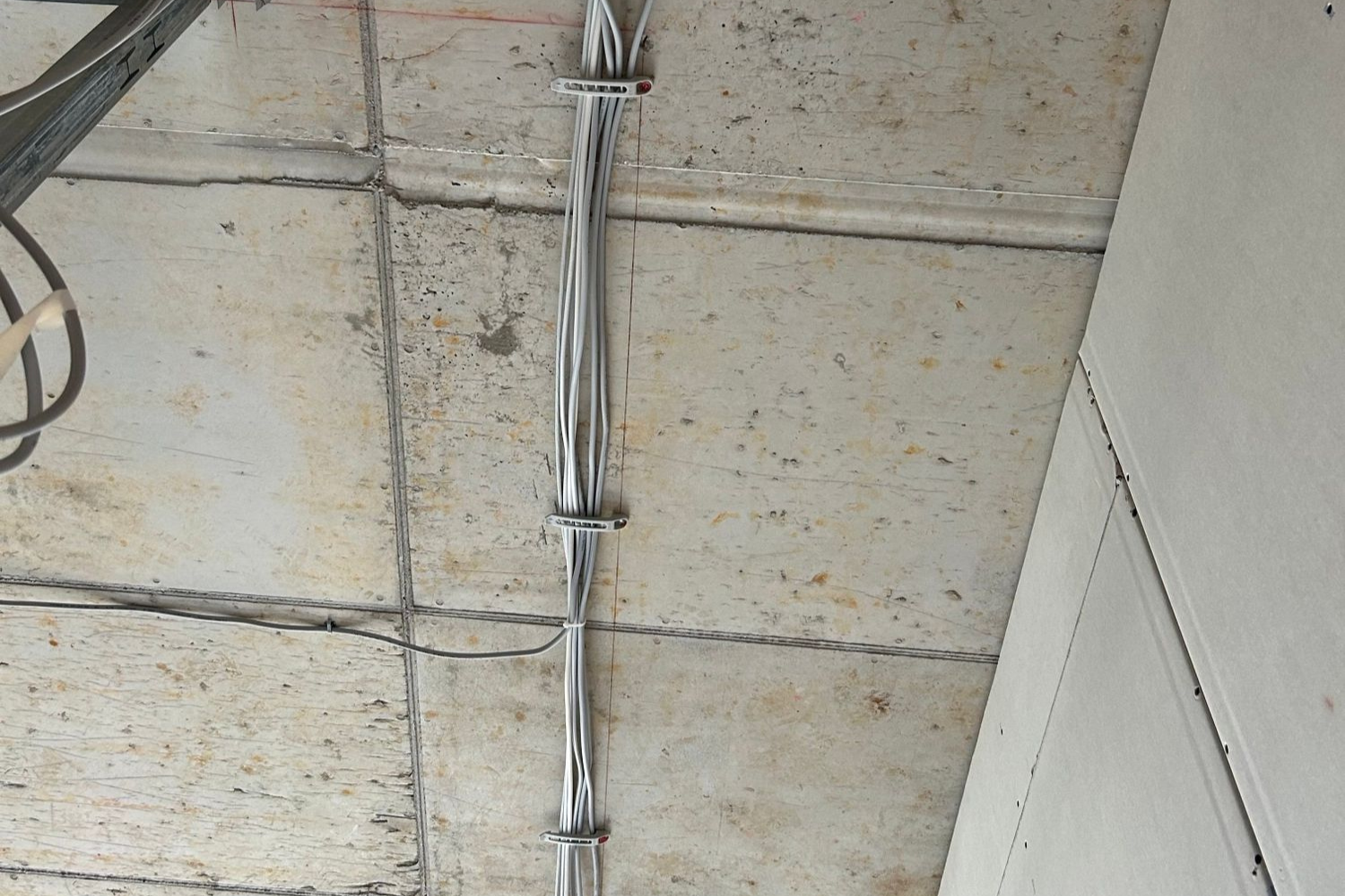 Imagen de aplicación del cierre para cables NCC para pistola de clavos