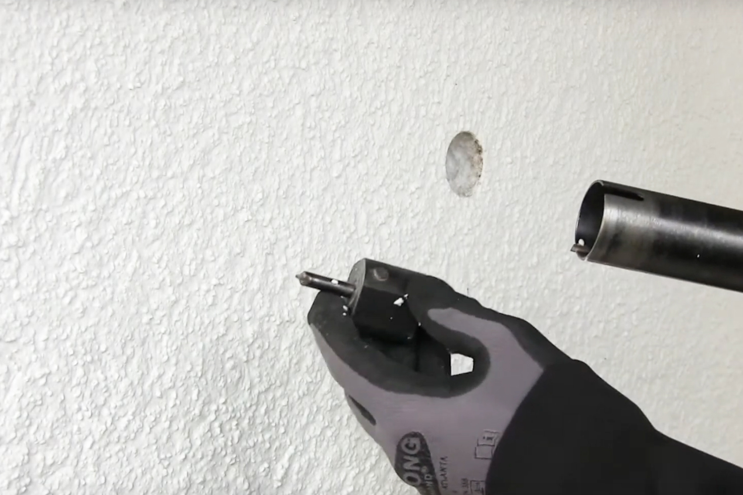 Imagen de aplicación de la corona de perforación para ladrillos huecos BST para el sistema de montaje a distancia ResiTHERM: ayuda de perforación ABH antes de colocarla sobre la corona de perforación