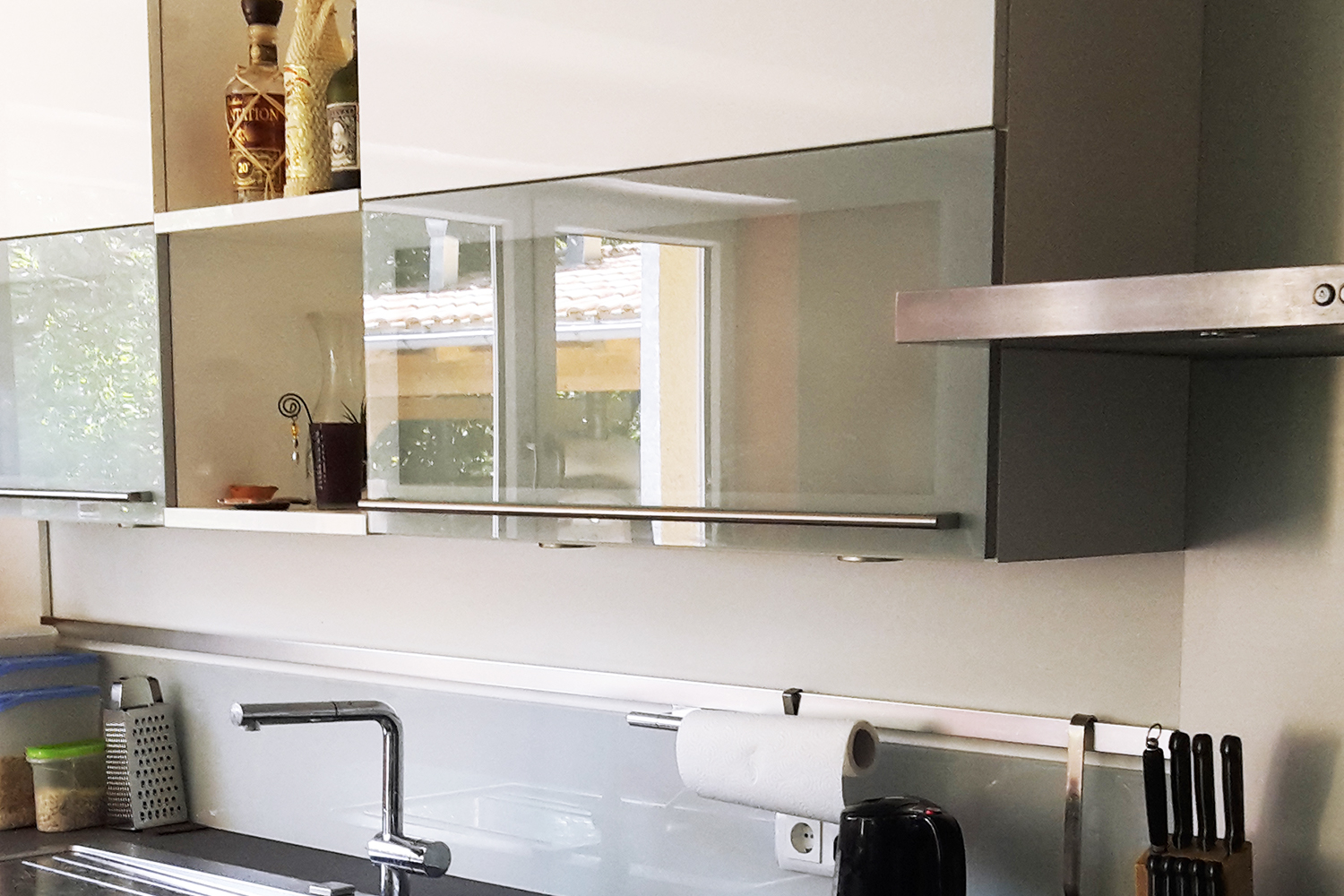 Mueble de cocina fijado con taco metálico HRM en pared hueca
