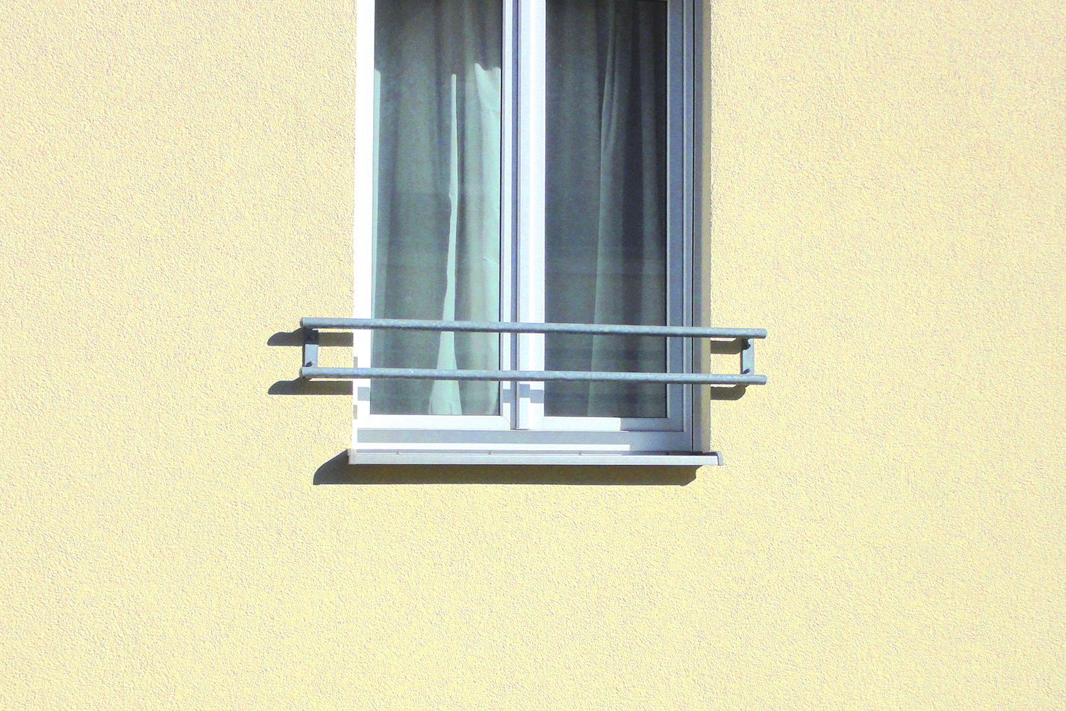 Imagen de aplicación del sistema de inyección ResiFIX PY SF: balcón francés en una ventana