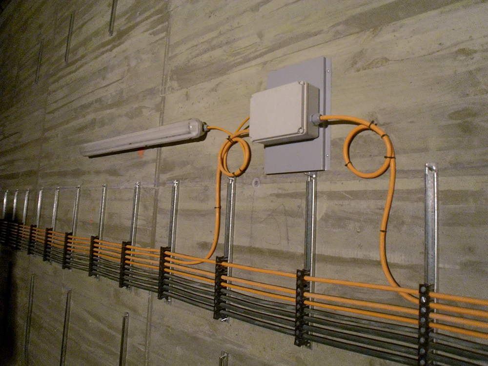 Aplicación del perfil multitub PTTR en montaje de conducciones y sistemas eléctricos en pared