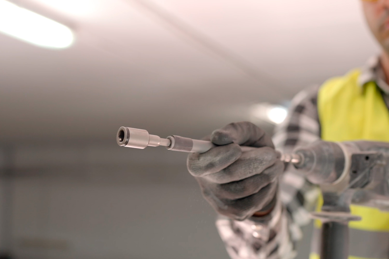 Llave de vaso LLTRB utilizada en montaje profesional con herramienta eléctrica