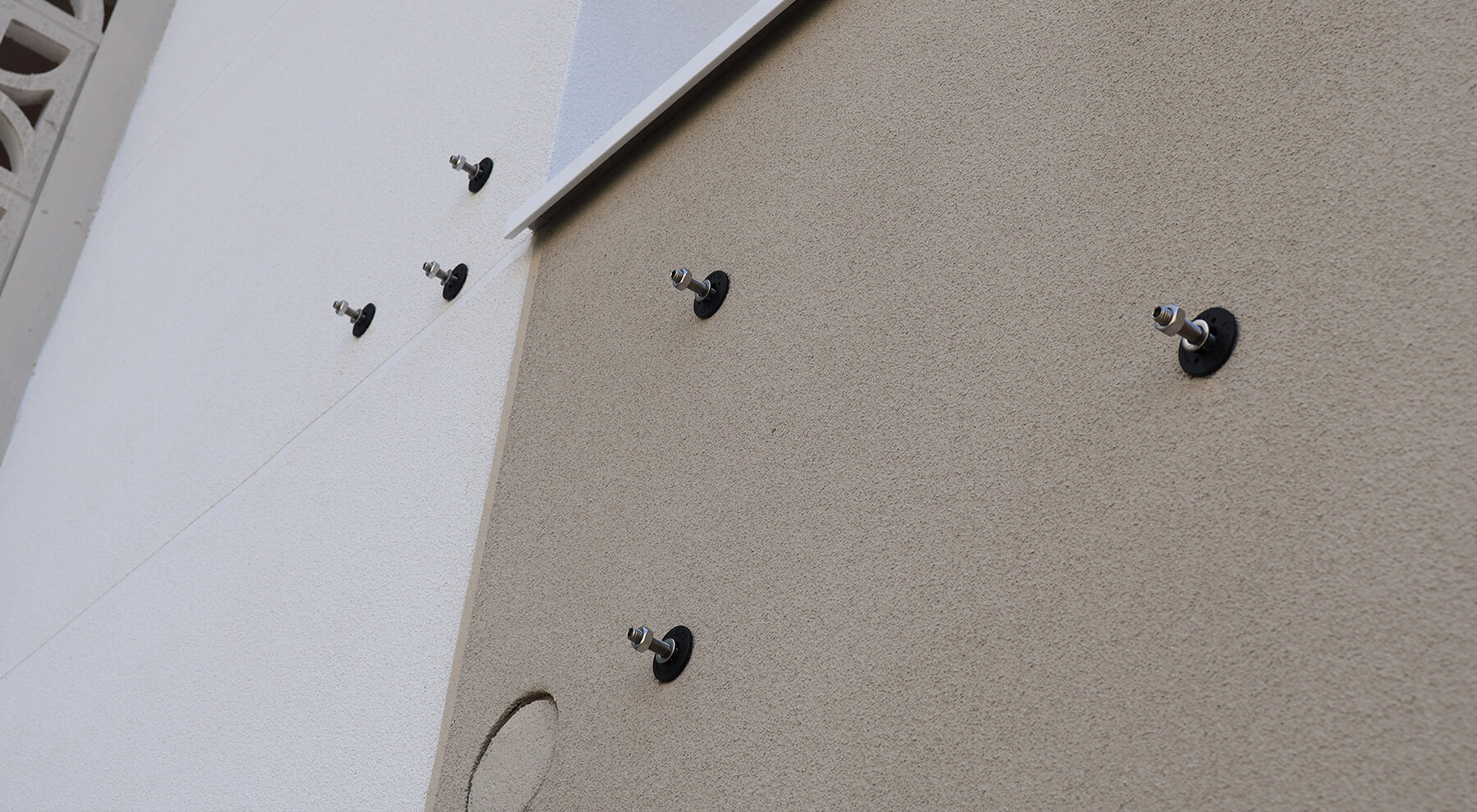 Azotea del edificio Illa Carlemany en Andorra con la instalación de placas solares hecha a con fijaciones CELO