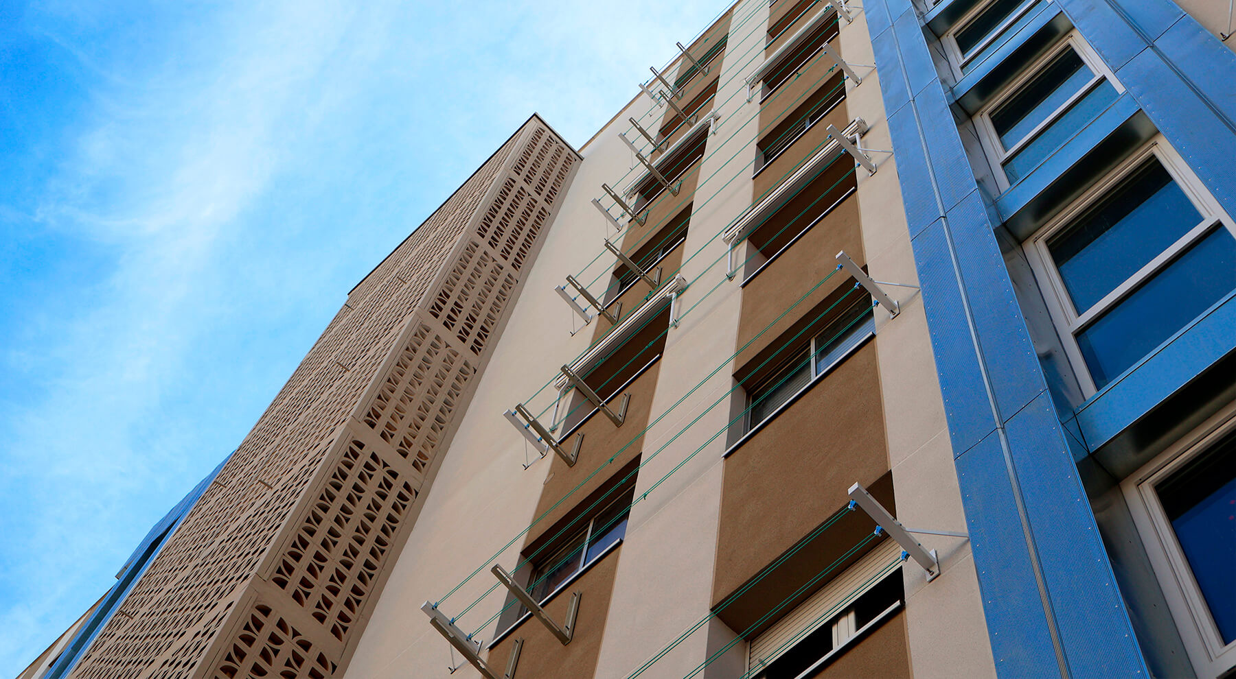 Placas solares instaladas con fijaciones y sujeciones CELO en la azotea del edificio de Illa Carlemany en Andorra