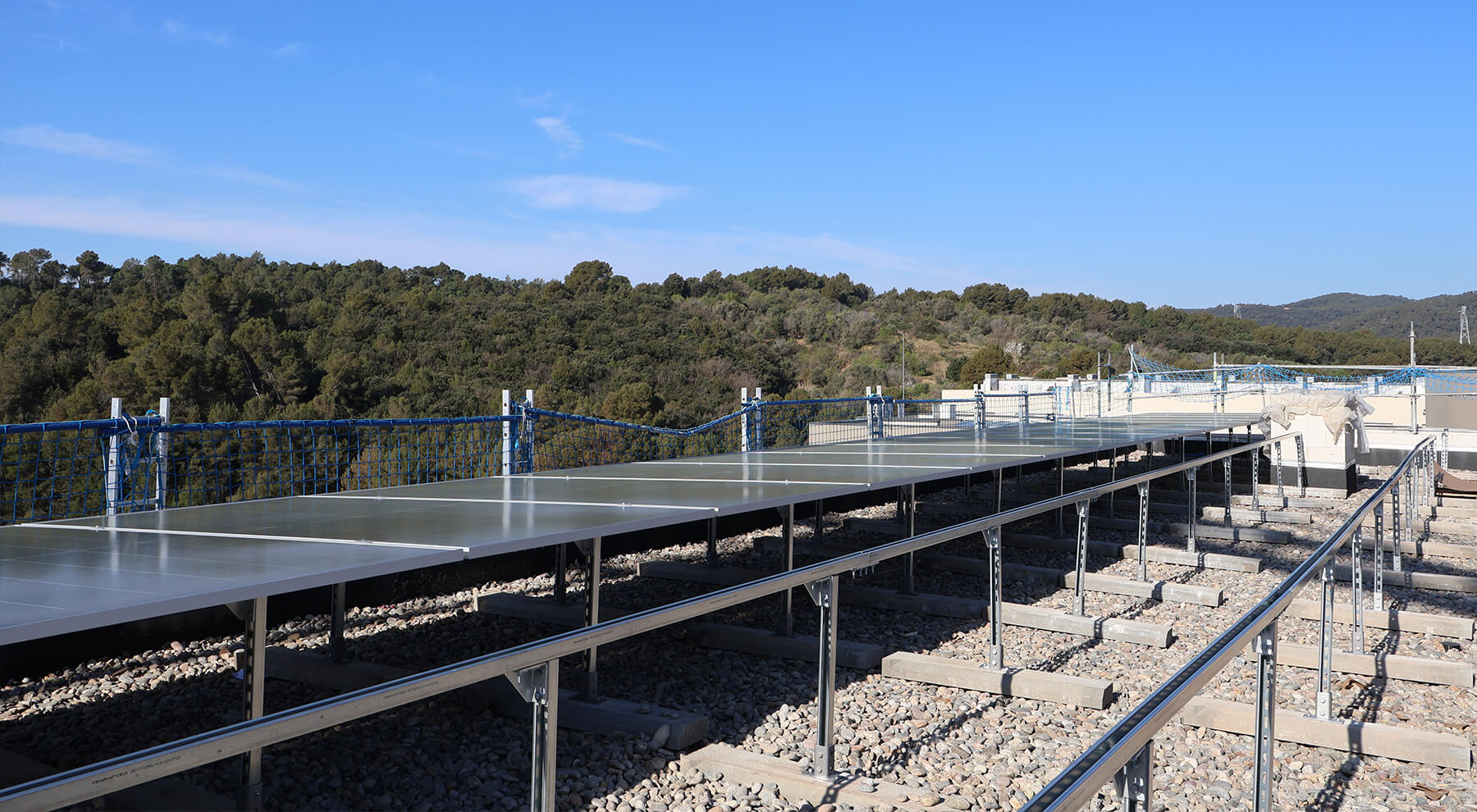 Placas solares instaladas con fijaciones y sujeciones CELO en la azotea del edificio de Illa Carlemany en Andorra