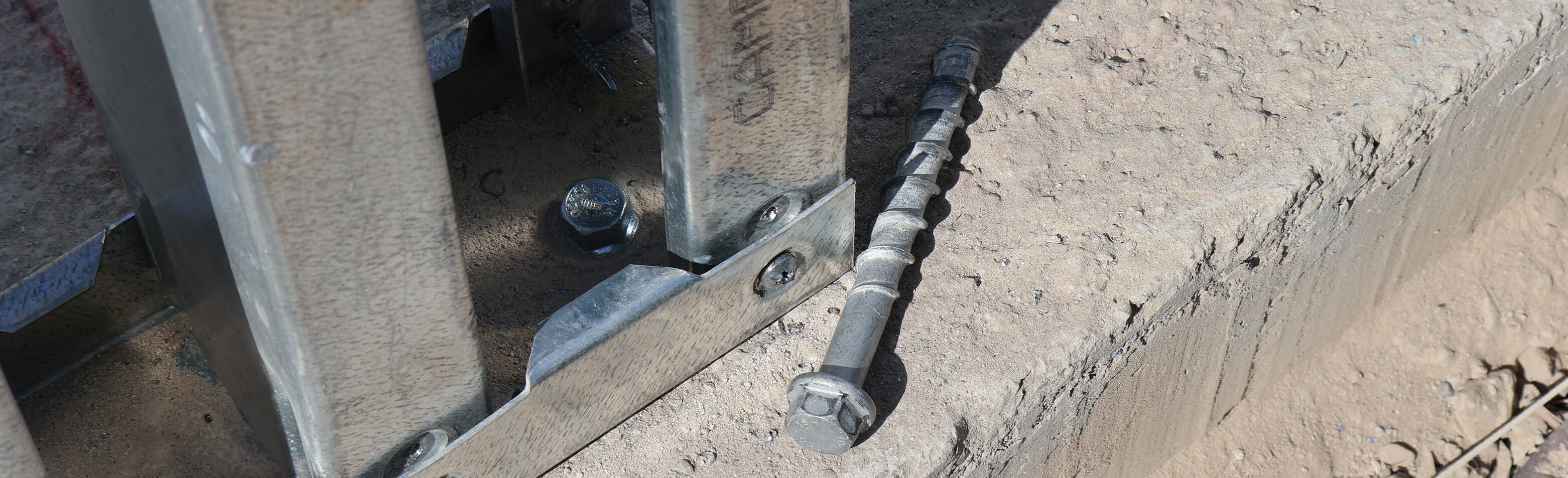 Tornillo directo a hormigón utilizado para la fijación de estructuras metálicas en obra