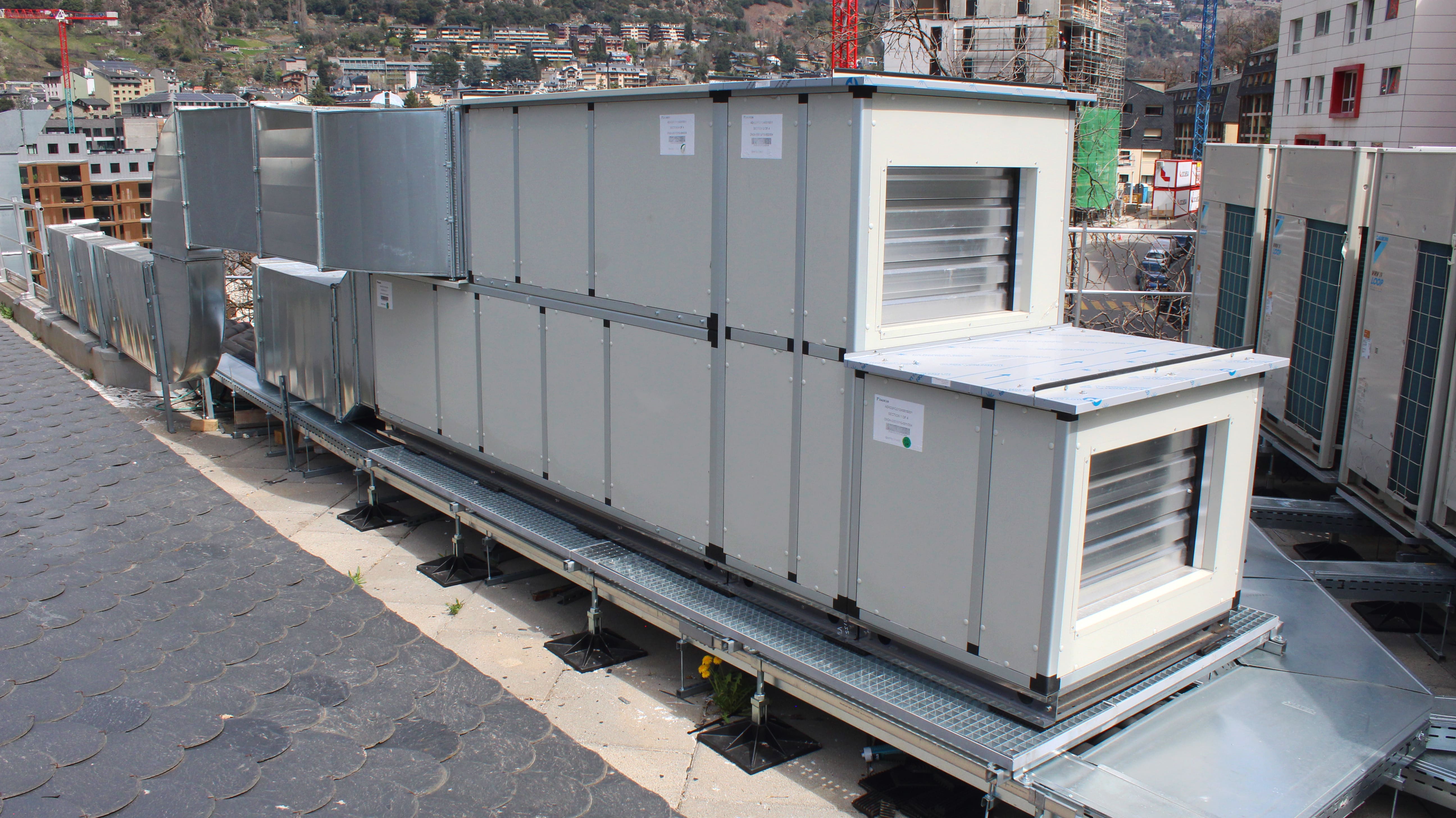 Bancadas de soportación para climatización de CELO en una cubierta en Andorra