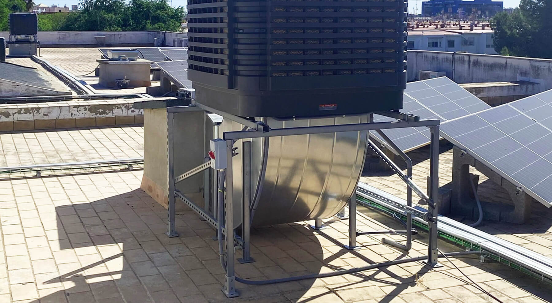 Aire acondicionado instalado sobre sistema de bancada premontada con sujeciones CELO y recubrimiento KlimaProof