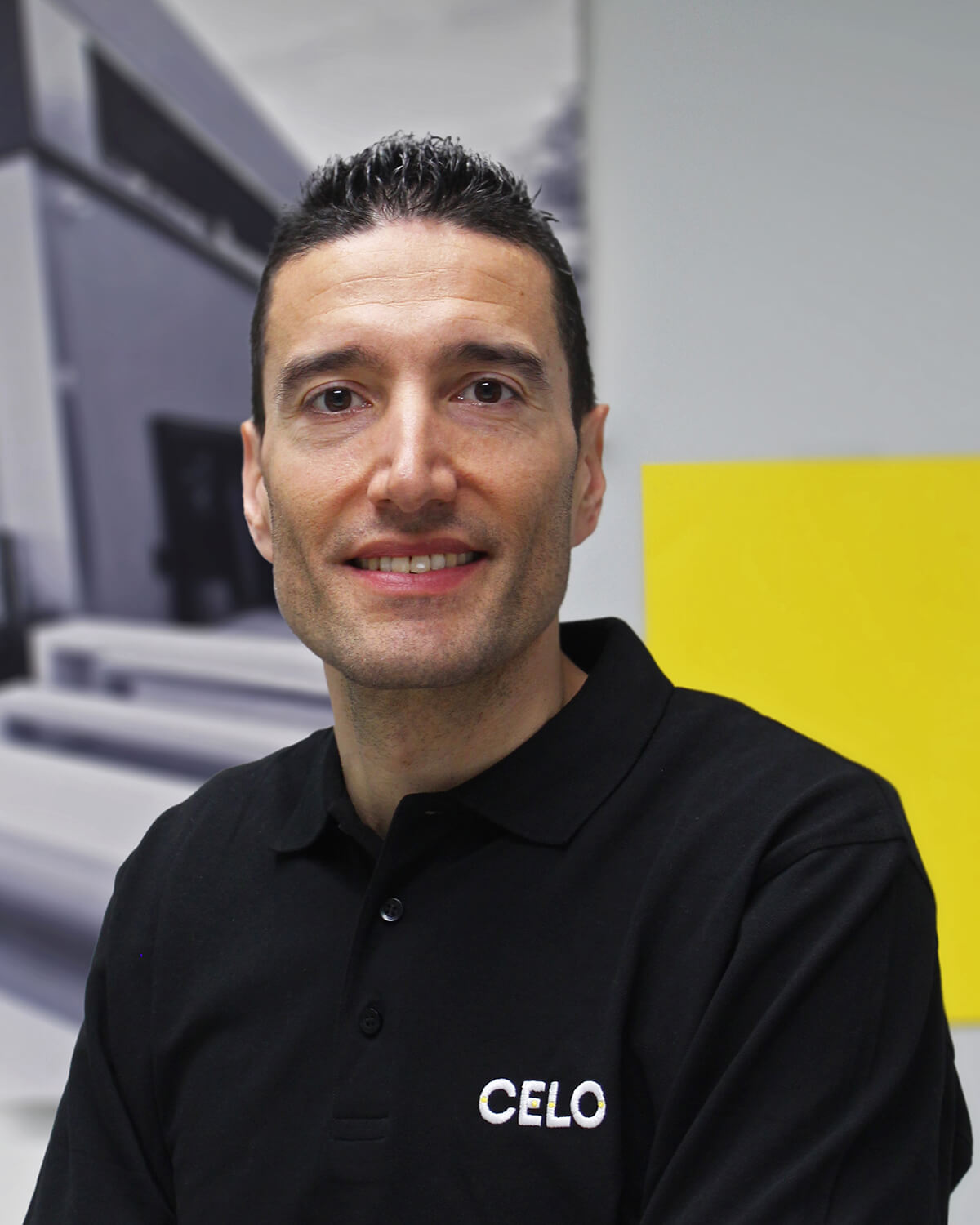 Stand de CELO en la feria Matelec con estructura y mobiliario amarillo y expositores de productos de fijación y suportación