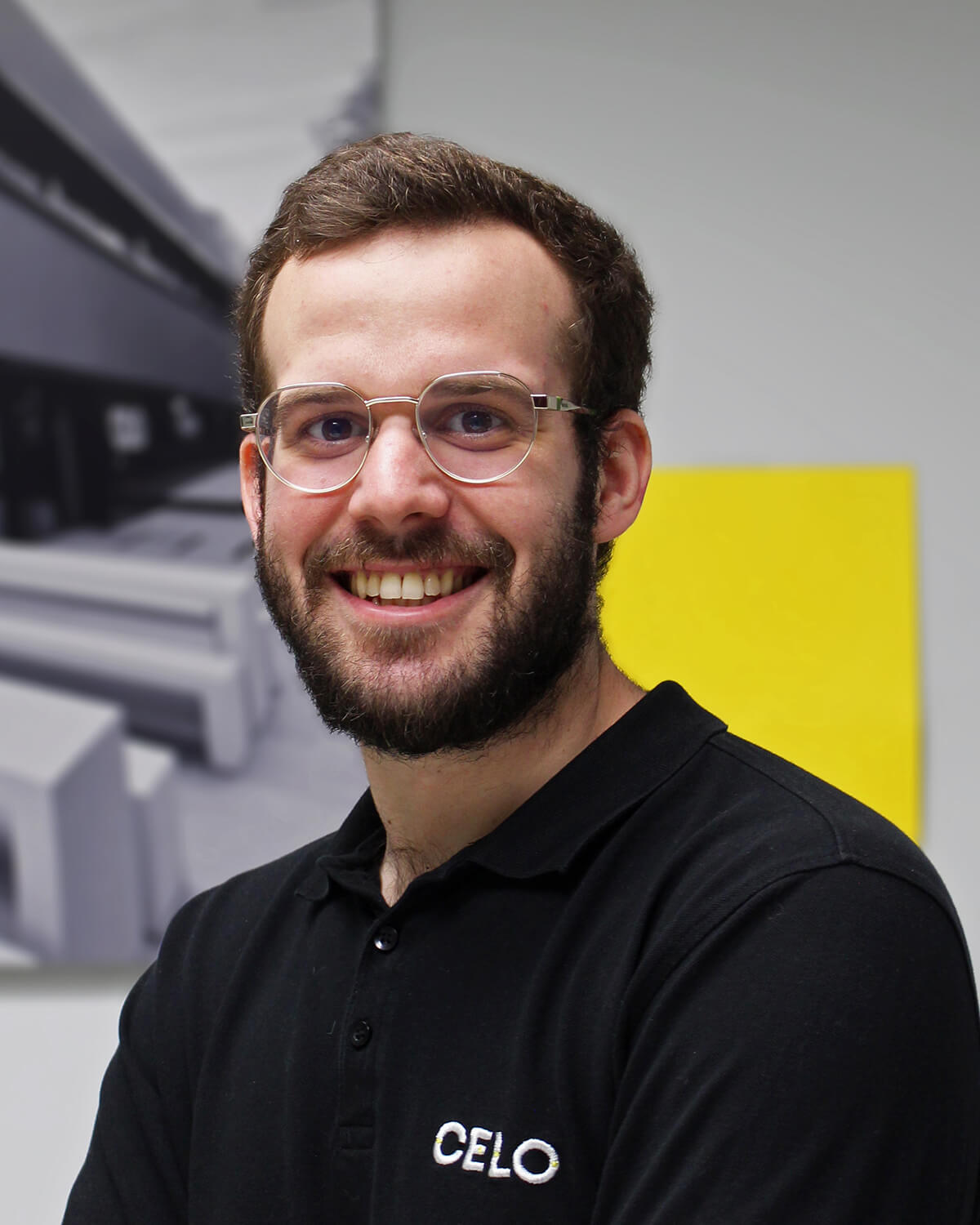 Stand de CELO en la feria Matelec con estructura y mobiliario amarillo y expositores de productos de fijación y suportación