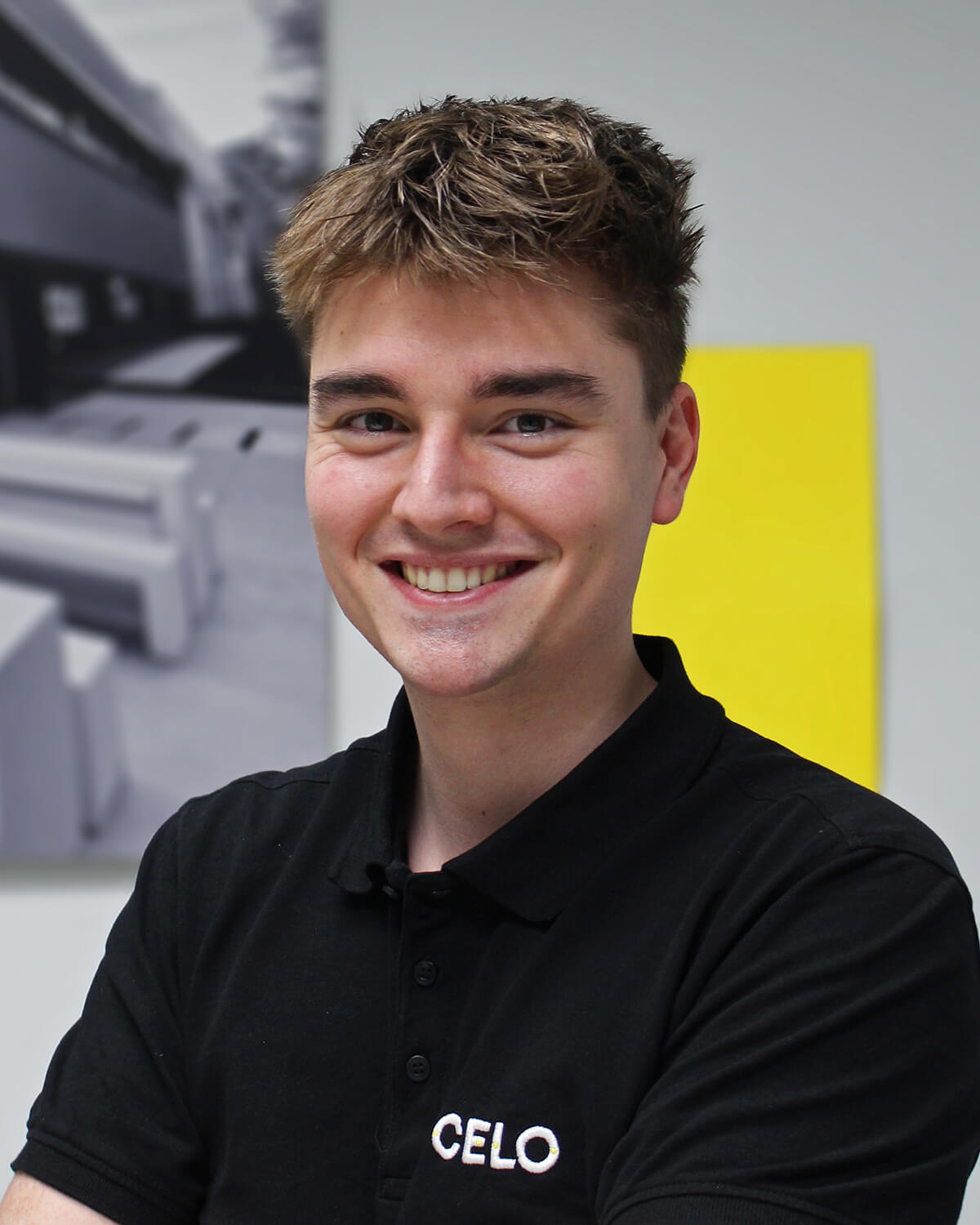 Stand de CELO en la feria Matelec con estructura y mobiliario amarillo y expositores de productos de fijación y suportación