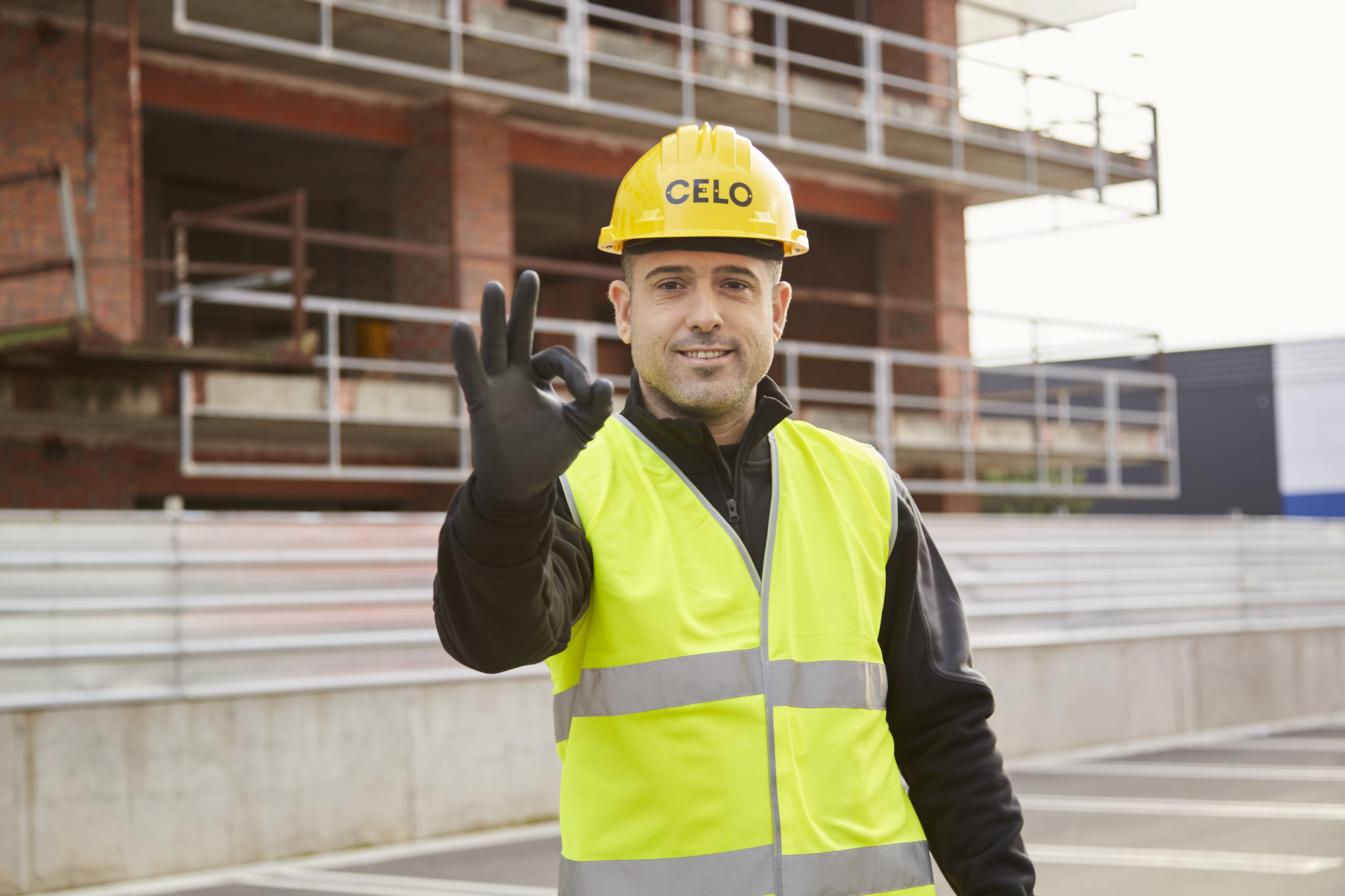 instalador con chaleco reflectante en una obra
