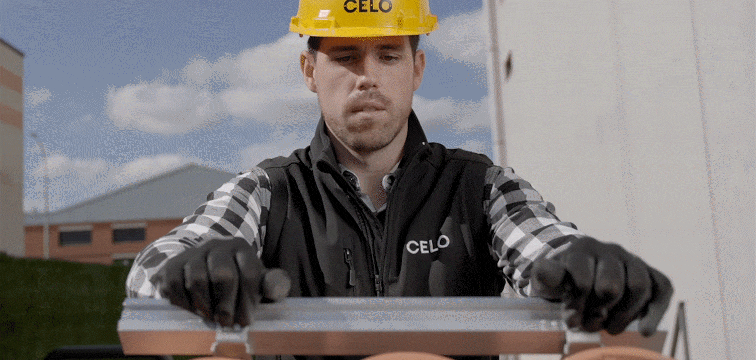 instalador montando sistema de fijación solar clipado sobre cubierta de teja