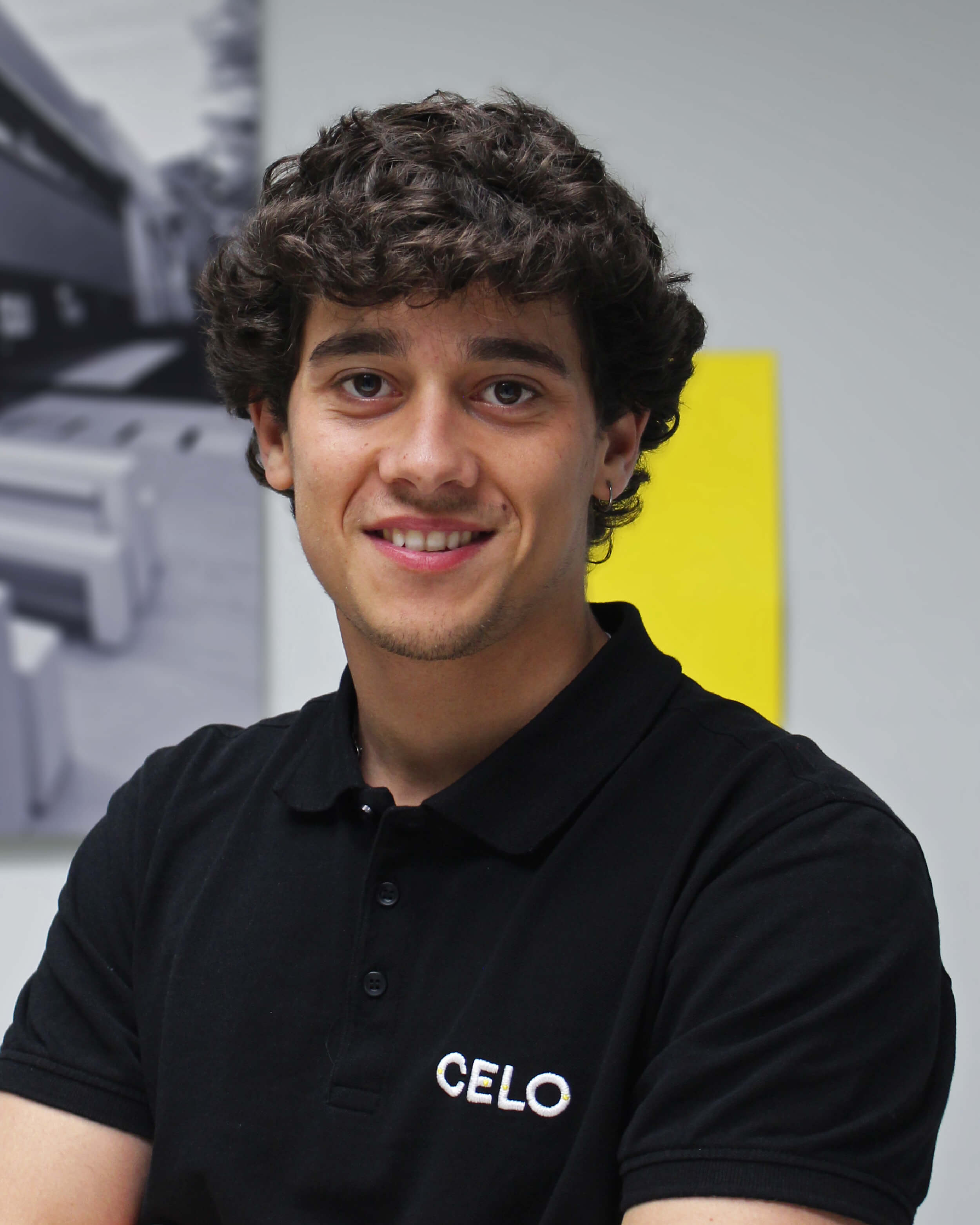 Stand de CELO en la feria Matelec con estructura y mobiliario amarillo y expositores de productos de fijación y suportación