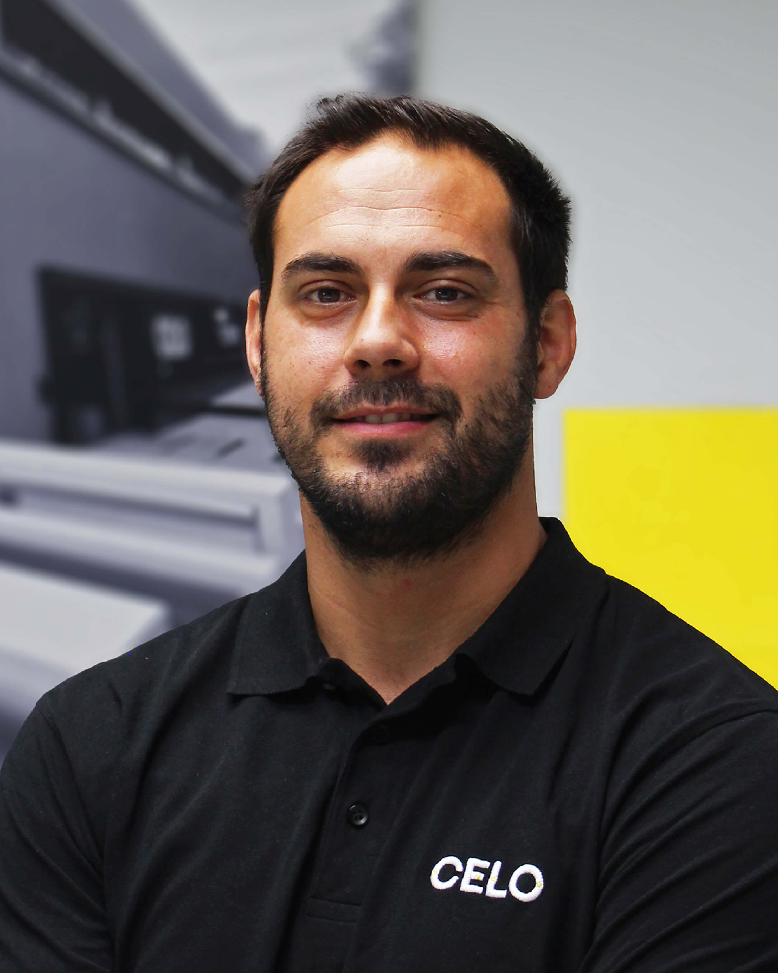 Stand de CELO en la feria Matelec con estructura y mobiliario amarillo y expositores de productos de fijación y suportación