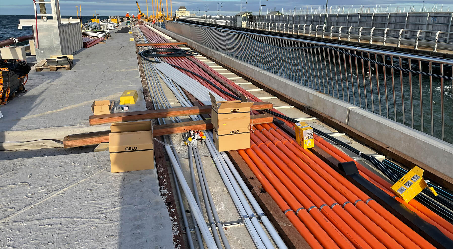 Instalación de tuberías con abrazaderas metálicas CELO en el puente de Melbourne