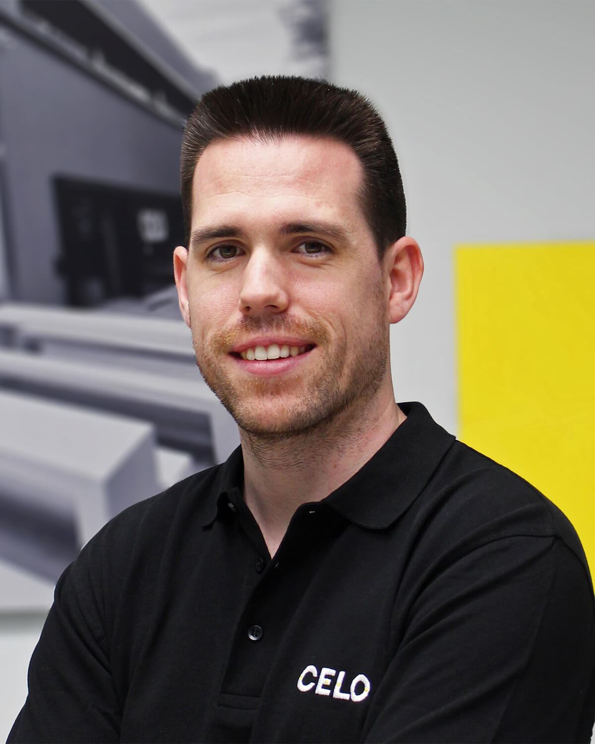 Stand de CELO en la feria Matelec con estructura y mobiliario amarillo y expositores de productos de fijación y suportación