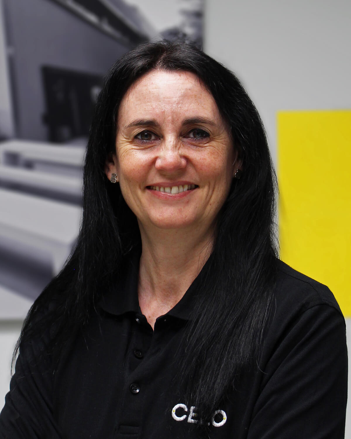 Stand de CELO en la feria Matelec con estructura y mobiliario amarillo y expositores de productos de fijación y suportación