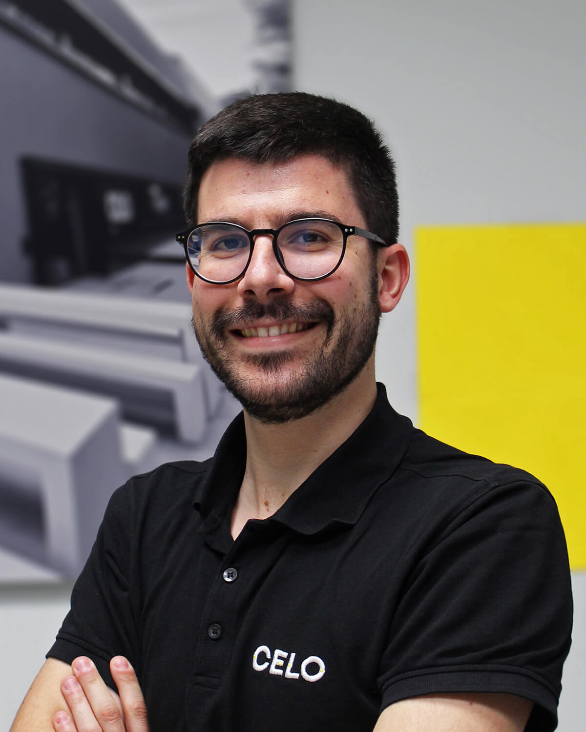 Stand de CELO en la feria Matelec con estructura y mobiliario amarillo y expositores de productos de fijación y suportación