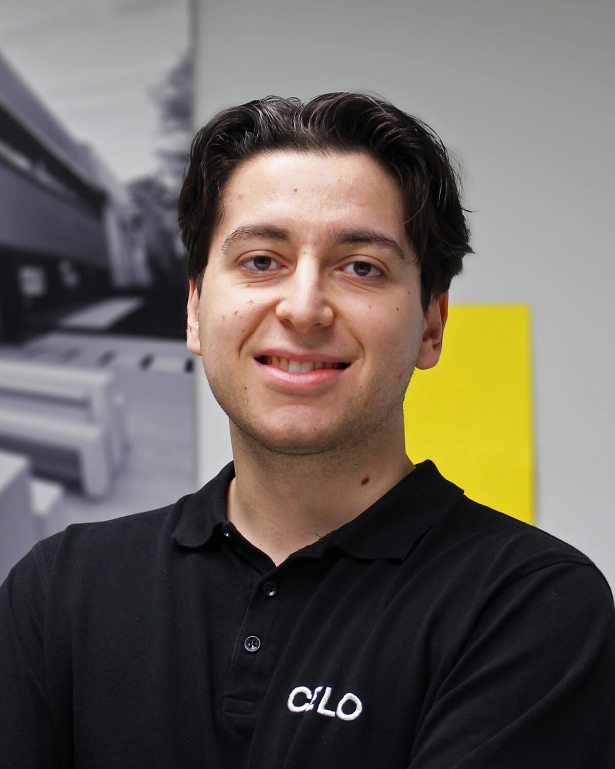 Stand de CELO en la feria Matelec con estructura y mobiliario amarillo y expositores de productos de fijación y suportación