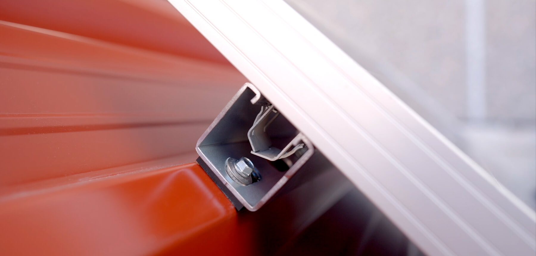 Placa solar instalada con una grapa FastClip sobre un perfil Strut KlimaProof en una cubierta de chapa