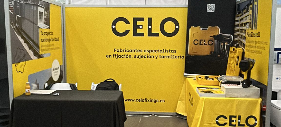 Stand de CELO en la feria Auna Partner Day con mostrador amarillo con una pistola de clavos FORCE ONE Plus