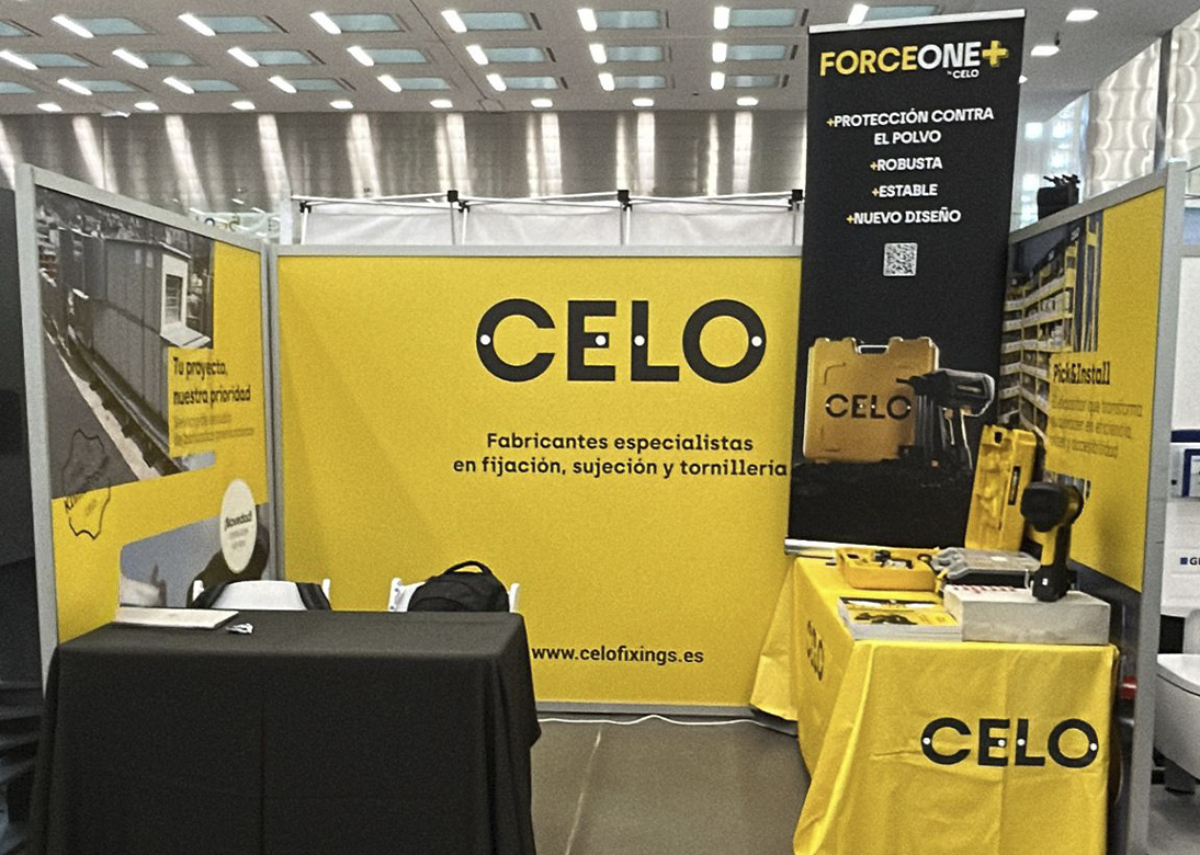 Stand de CELO en la feria Auna Partner Day con mostrador amarillo con una pistola de clavos FORCE ONE Plus