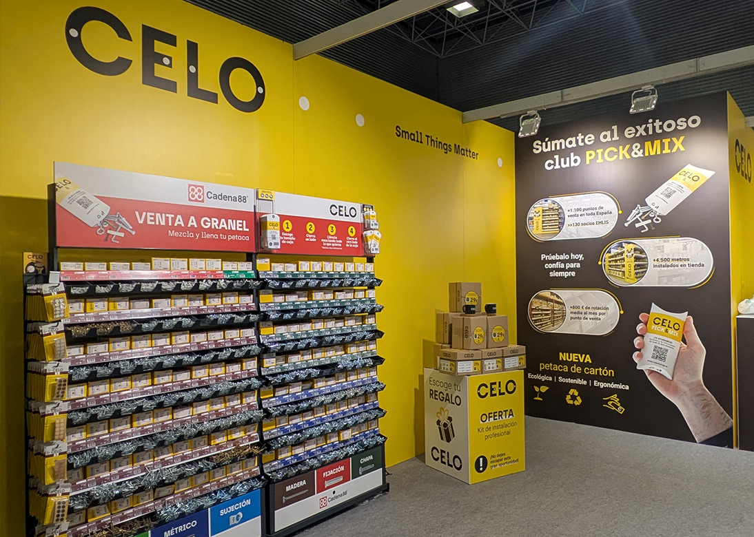 Stand de CELO en la feria Expocadena 2025 con un expositor de productos de fijación