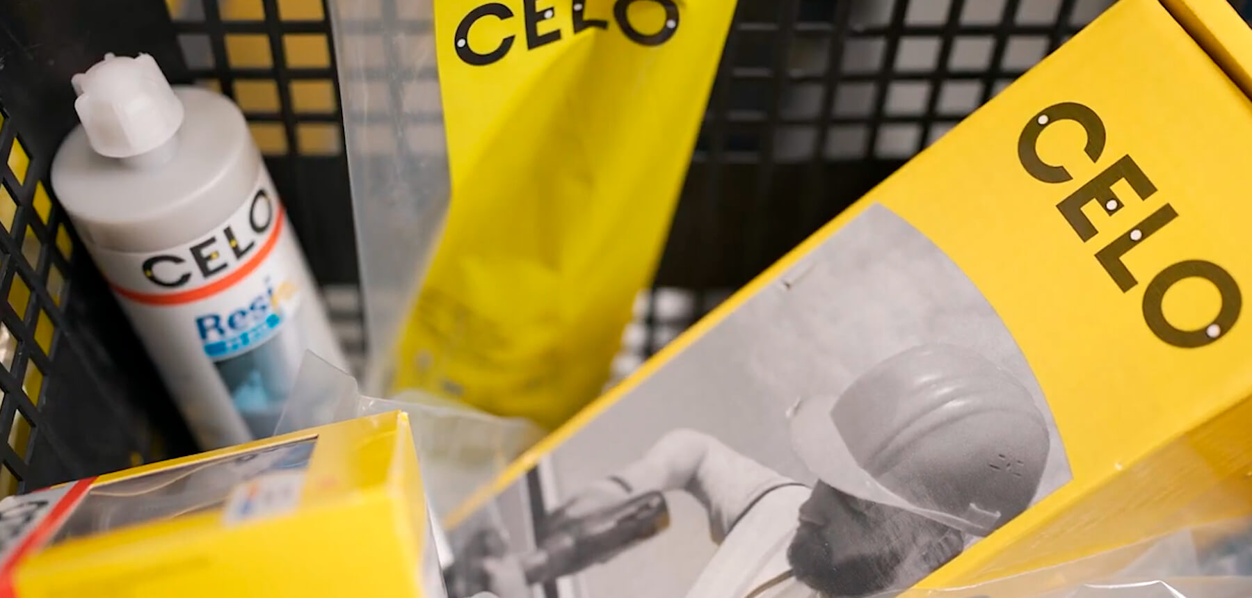 cesta con productos y accesorios CELO para la instalación de placas solares