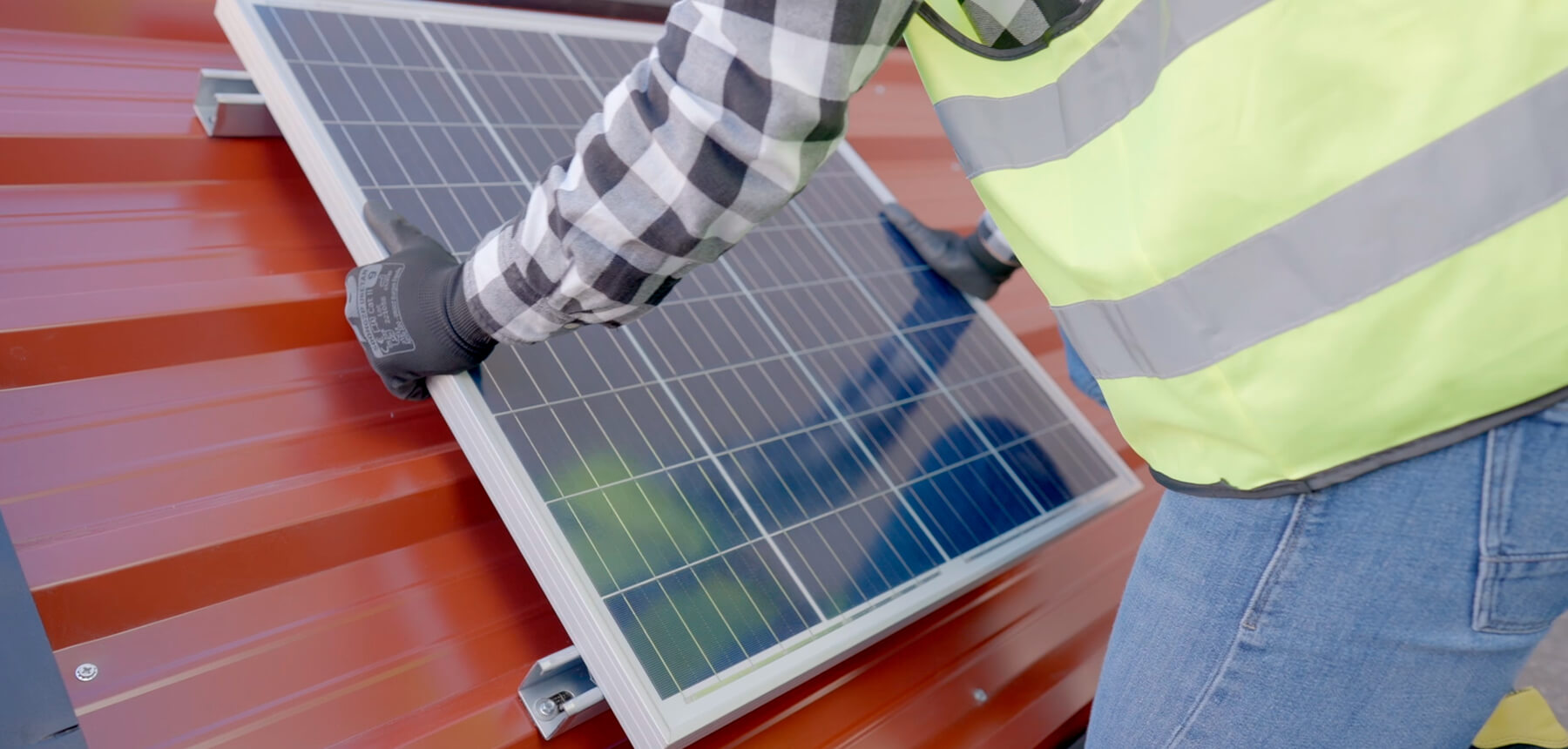 instalador fijando una placa solar sobre un perfil metálico con el sistema FastClip