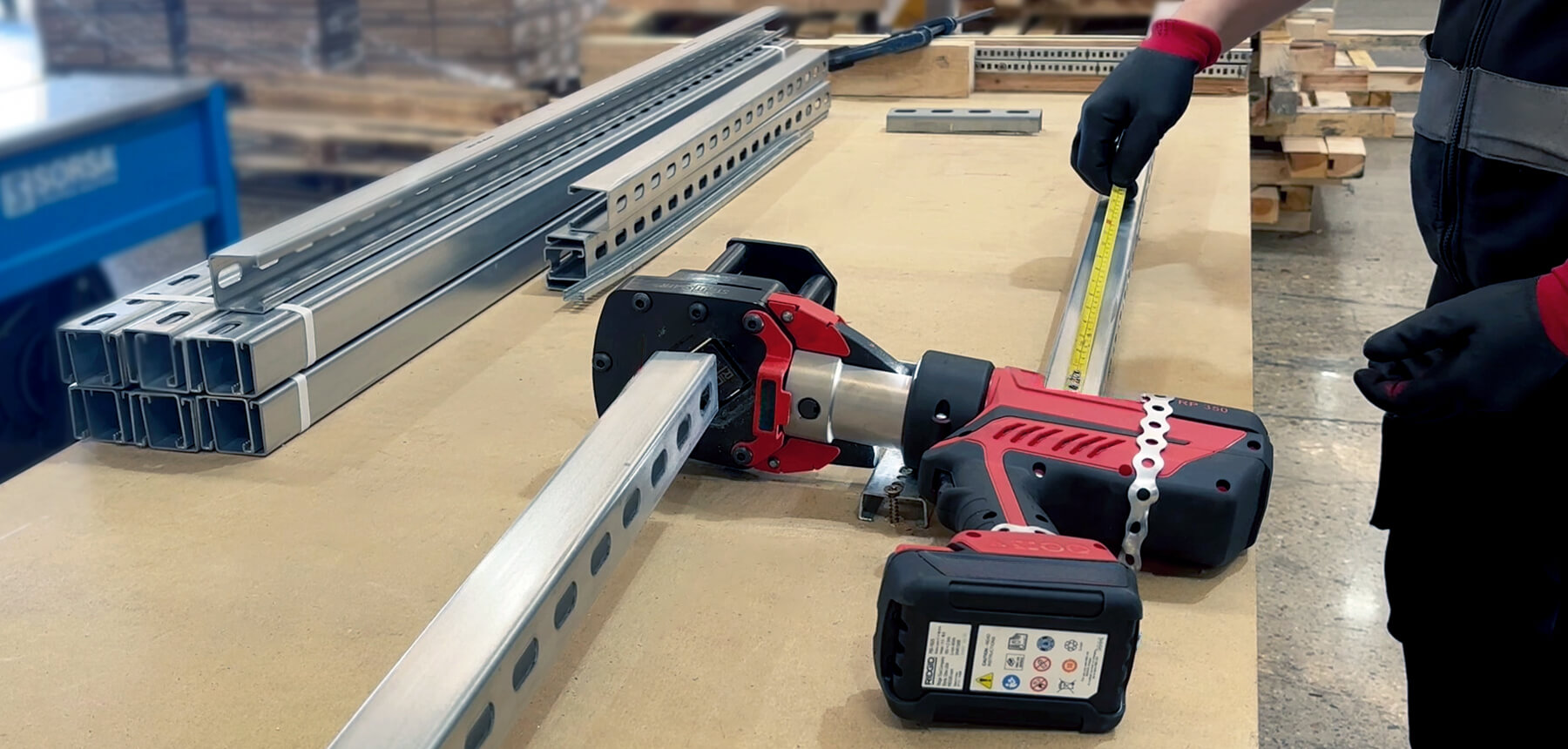 Mesa de trabajo en CELO FIJACIONES realizando un diseño a medida para un servicio de bancadas premontadas