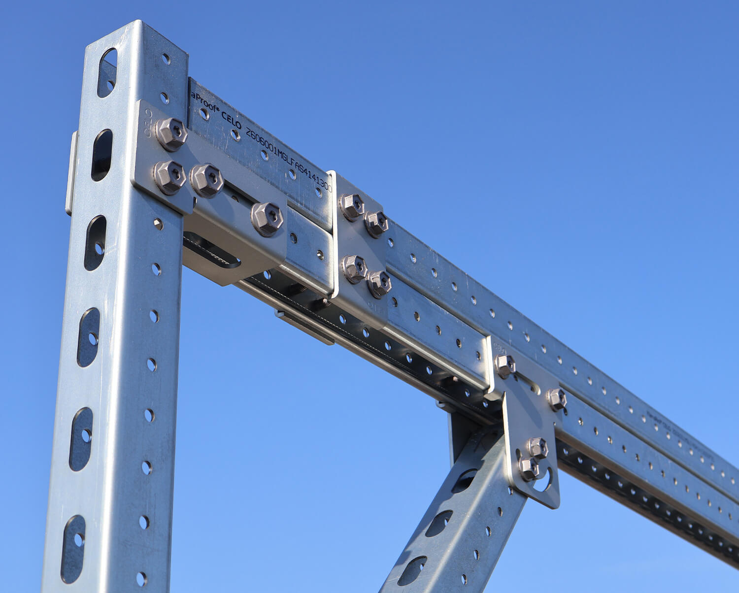 Perfil, escuadra y tornillo del Sistema Fast Assembly Strut de CELO