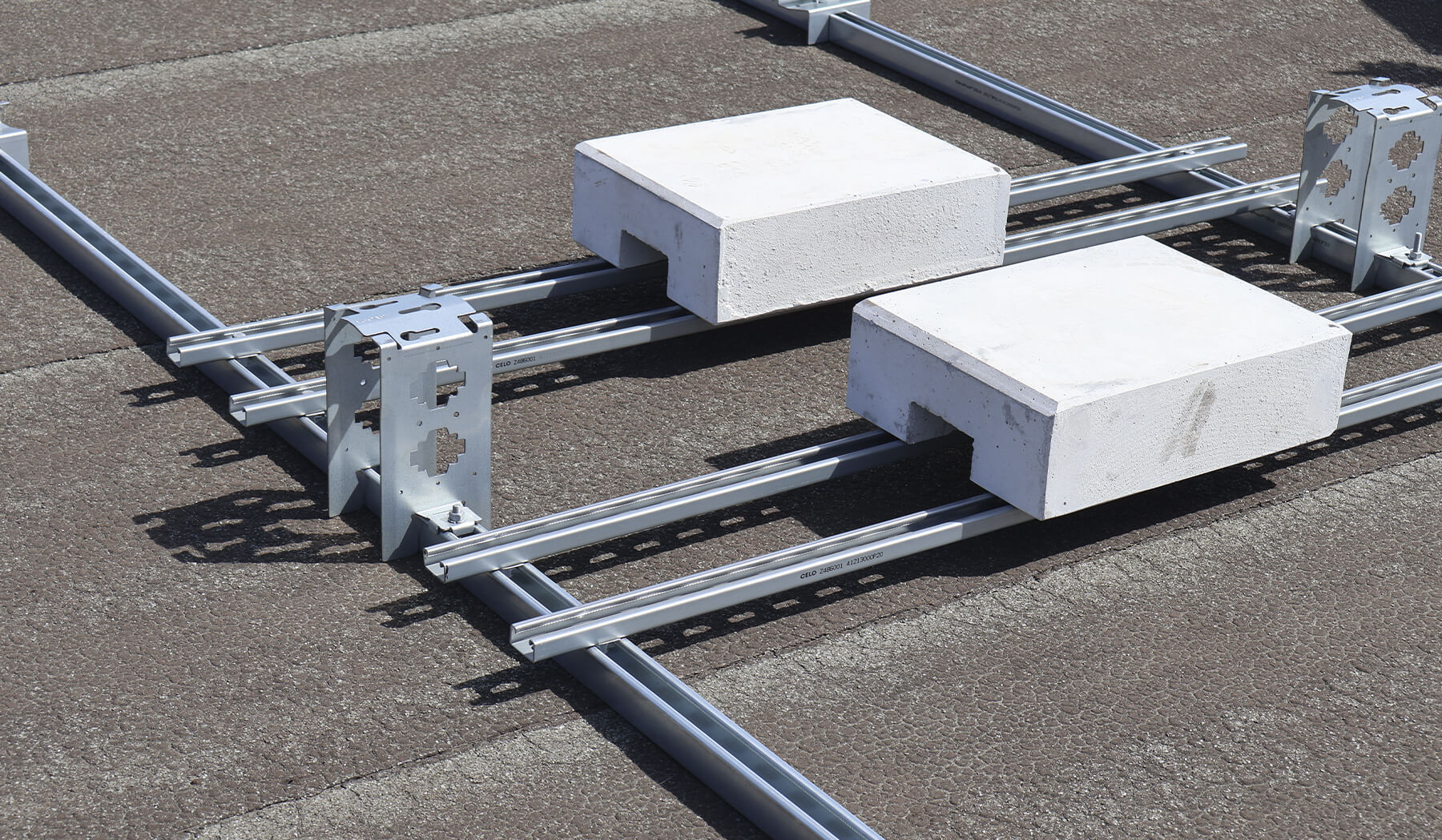Sistema solar este-oeste de CELO con perfiles Strut KlimaProof lastrados con bloques de hormigón