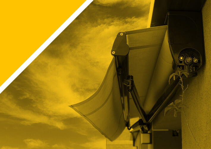 Toldo instalado en una fachada con SATE con el anclaje ResiTHERM de CELO