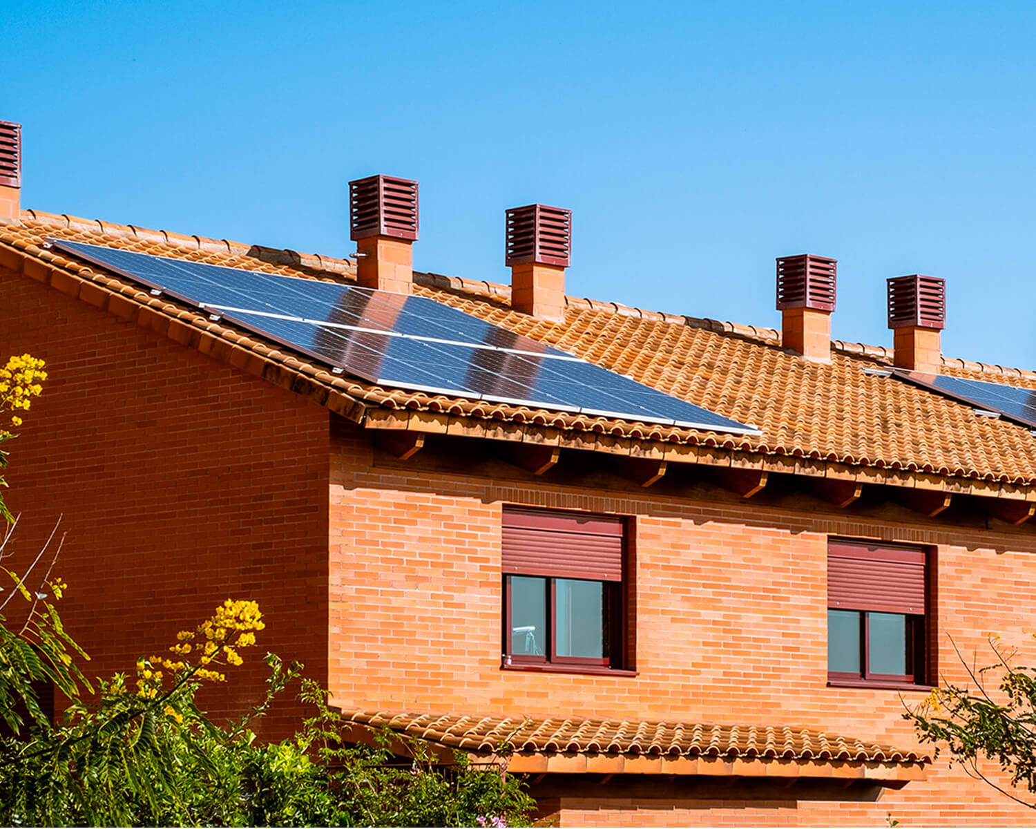 Vivienda con placas solares instaladas con un sistema de soportación para paneles fotovoltaicos de CELO