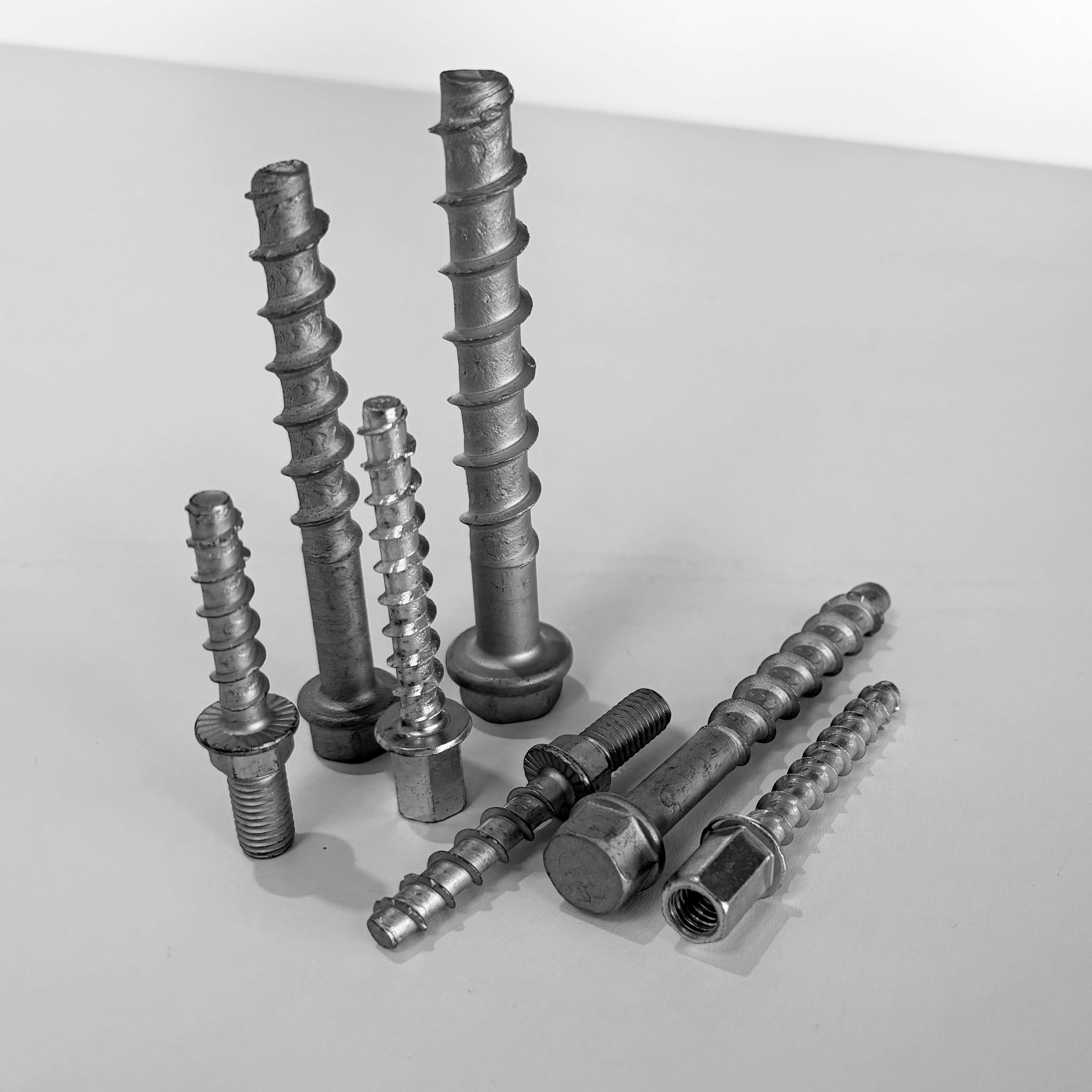 Tornillos directos a hormigón de diferentes medidas para fijaciones en obra