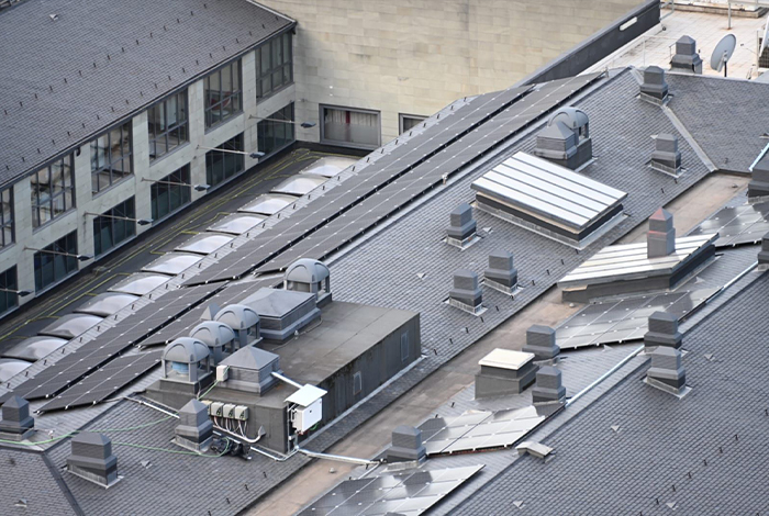 cubierta de teja con sistemas de sujeción para placas solares