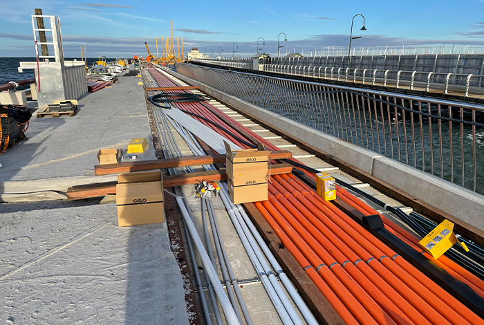 instalación de tuberías con sistemas de sujeción en la cubierta de un muelle